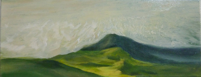 Querformat, grüne Landschaft im Vordergrund , in der Bildmitte eine begrünte Bergspitze. Im Hintergrund hellblasse Strukturen.